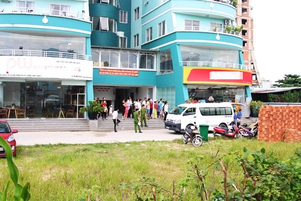 Xe cứu thương đến đưa x&aacute;c nạn nh&acirc;n đi kh&aacute;m nghiệm