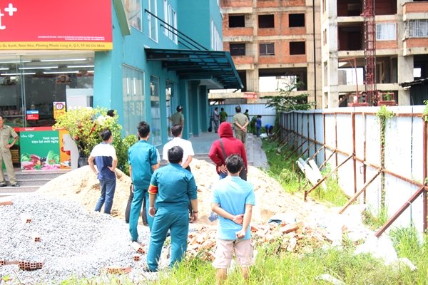 Hiện trường chung cư nơi người đ&agrave;n &ocirc;ng rơi từ tầng 16 xuống đất tử vong