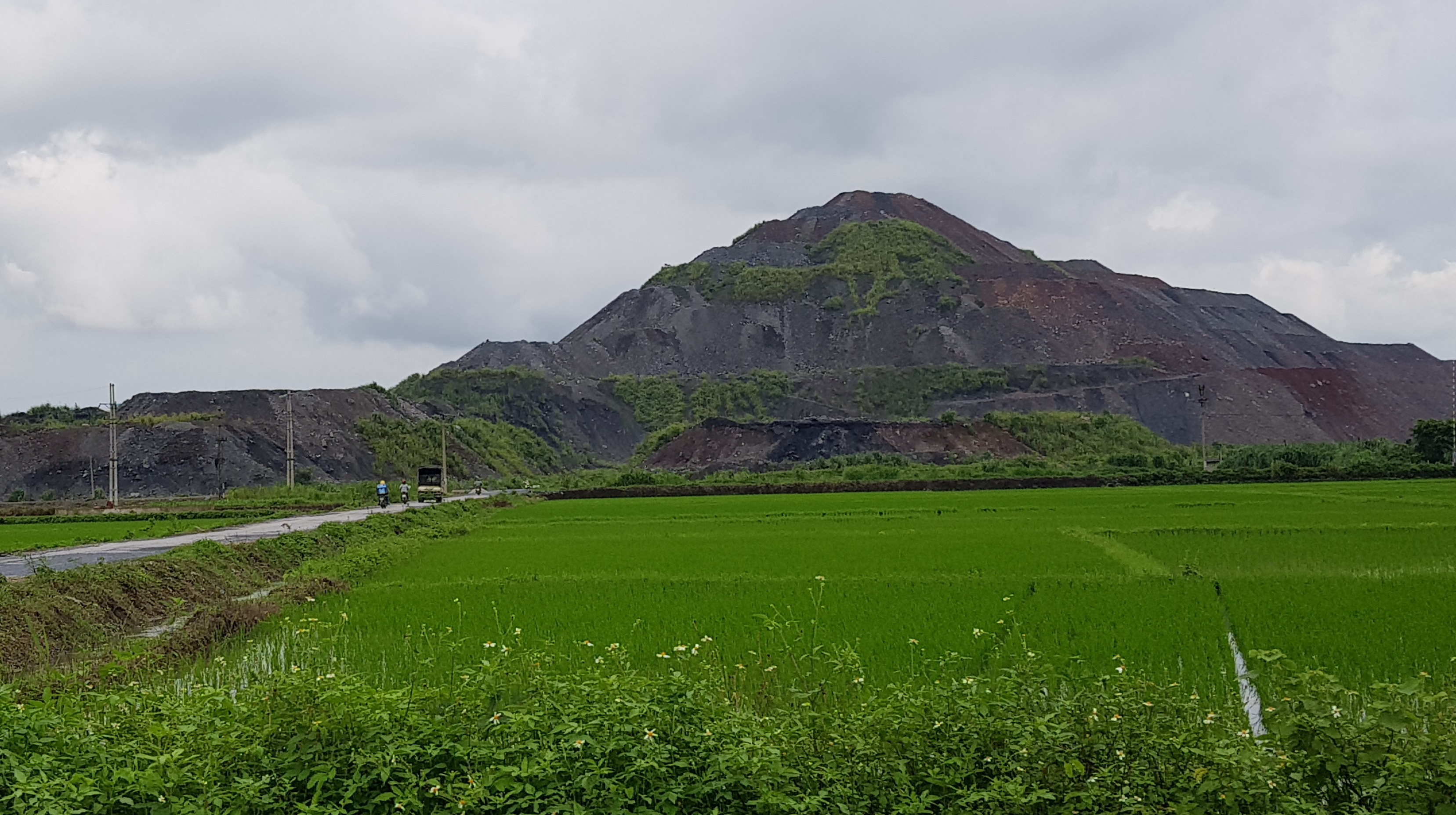 Sự việc tụ tập, phản đối hoạt động khai thác than của người dân xã An Khánh diễn ra đã lâu khoảng 5 tháng nay. (ảnh: Đỗ Lực)