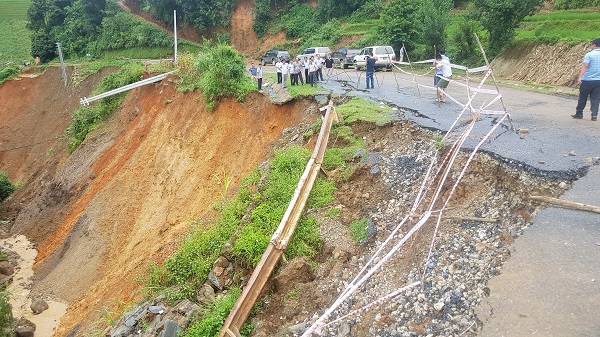 
Đoạn Quốc lộ 32 qua xã Chế Cu Nha, huyện Mù Cang Chải bị hư hỏng nghiêm trọng.
