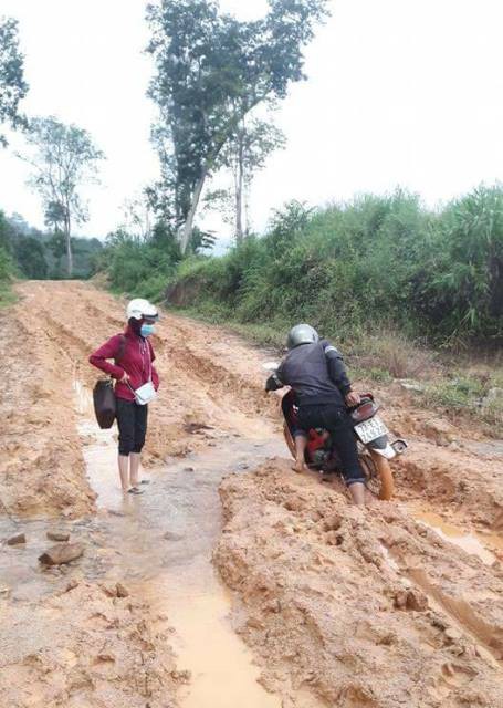 
Trời mưa, những con đường đất trở nên lầy lội và khiến các giáo viên vùng cao mất nhiều sức lực để có thể vượt qua. Ảnh: Hà Ngọc Khanh
