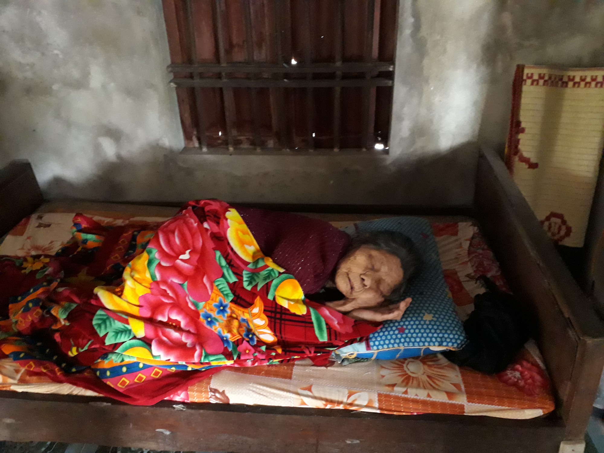 Nói về đứa cháu tội nghiệp của mình, cụ Trần Thị Huệ không khỏi xót xa. Ảnh: Sơn Nguyễn