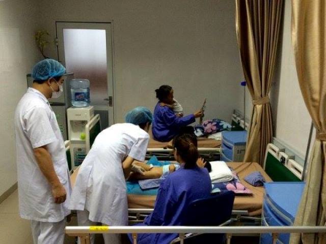 
Các bệnh nhân nhi đang được điều trị tại bệnh viện Da liễu Trung ương. Ảnh: PV
