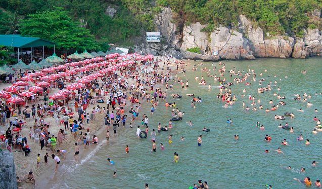 
Lượng khách du lịch tới tham quan quần đảo Cát Bà (huyện Cát Hải) ngày một tăng cao. Ảnh: TL
