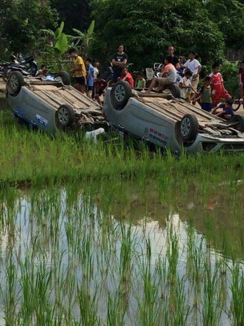 
Hai taxi chở nhóm côn đồ bị người dân khiêng lật xuống ruộng. Ảnh: CTV
