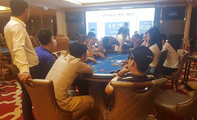 
Một cảnh chơi Poker theo kiểu đóng phí - lĩnh thưởng với giải thưởng hàng chục triệu đồng tại Capital Poker Club.
