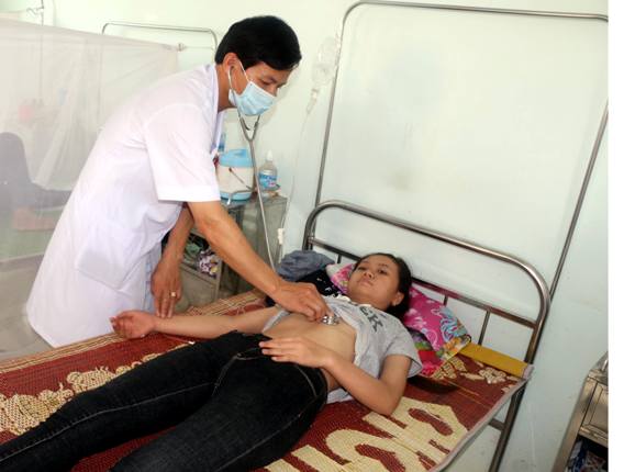 Các bác sĩ đang điều trị cho bệnh nhân mắc bệnh sốt xuất huyết tại Bệnh viện đa khoa huyện Diễn Châu (Nghệ An).