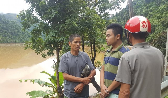 
Hai người đàn ông đến từ tỉnh Lai Châu chia sẻ với PV Báo Gia đình & Xã hội việc đi tìm kiếm cháu trai mất tích.
