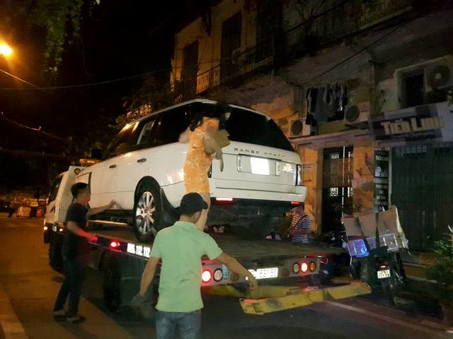 Chiếc xe Range Roverg&acirc;y tai nạn được đưa khỏi hiện trường.