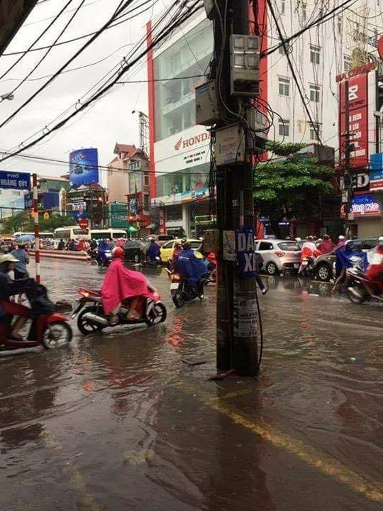 
Trục đường Tô Hiệu ngập lụt khiến giao thông ùn tắc, di chuyển khó khăn.
