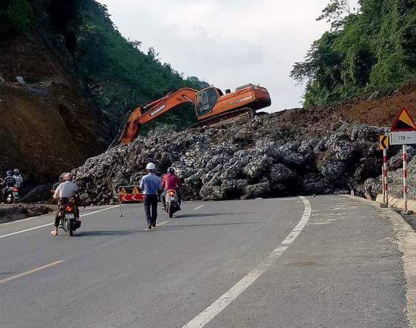 Hàng trăm khối đất đá sạt lở xuống đường khiến các phương tiện không thể lưu thông. Ảnh: PV