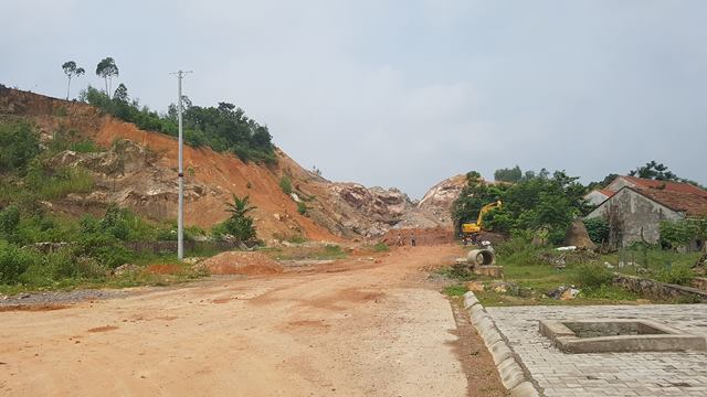 Tuyến đường vẫn chưa thể khai thông do ngăn cách bởi những khối đá núi.
