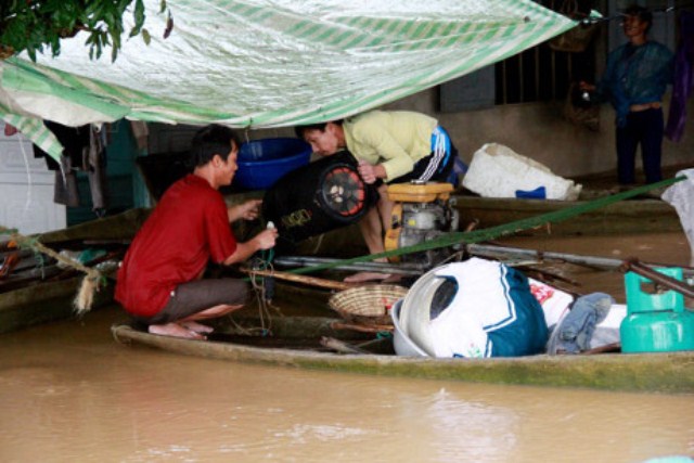 
Người dân khẩn trương thu dọn đồ đạc di chuyển tới nơi an toàn
