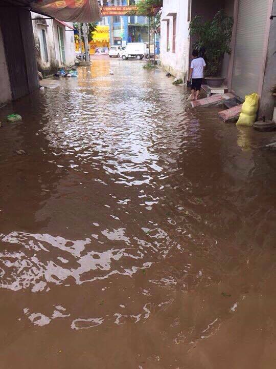 
Ngập lụt khiến người dân Đồ Sơn khó khăn trong việc đi lại. Ảnh CTV
