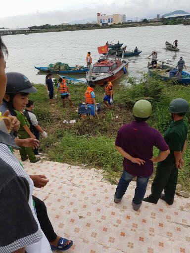 Hiện trường nơi lực lượng chức năng trục vớt thi thể nam thanh ni&ecirc;n. Ảnh: H&agrave;n Ni
