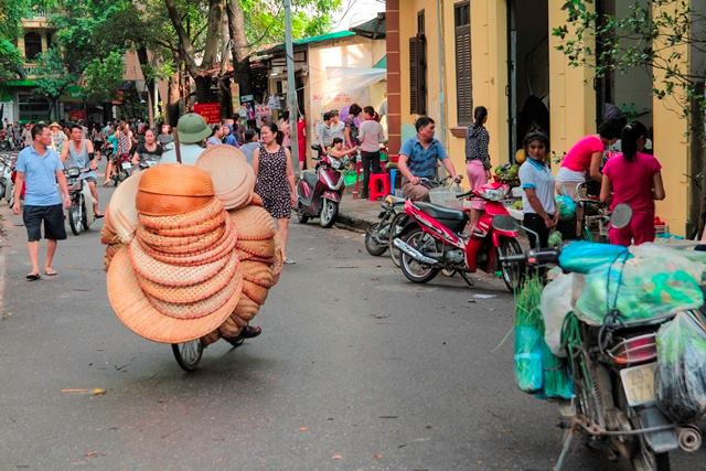 
 Khu chợ tự phát nằm cách trụ sở công quyền của phường Định Công chừng 500 mét. Ảnh: PV
