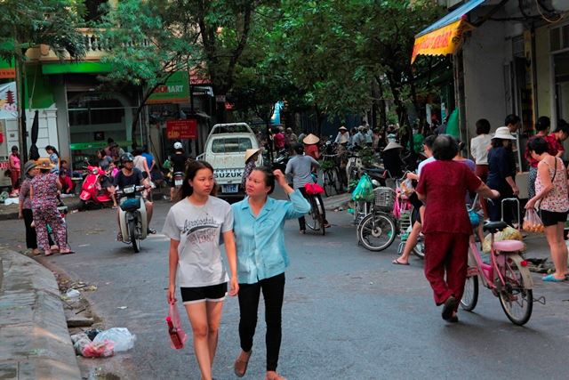 
Chiếc xe của Công an phường Định Công liên tục đi qua khu chợ nhưng việc buôn bán vẫn diễn ra bình thường.
