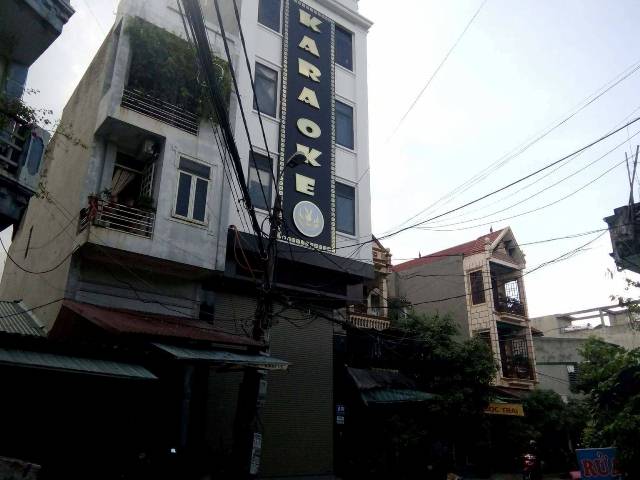 
Quán karaoke, nơi nhóm côn đồ xả súng vào
