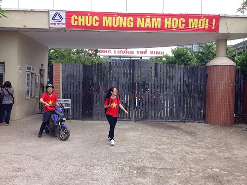 
Sáng 9/10, học sinh trường Lương Thế Vinh vẫn đi học bình thường.
