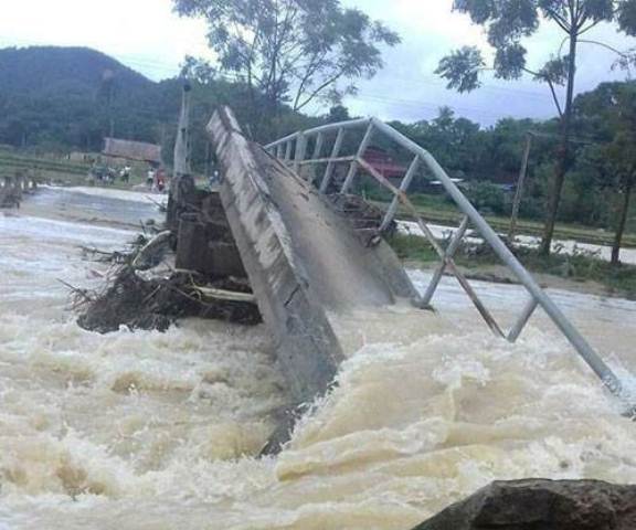 Cầu bê tông nối làng Nhồng với Na Mén, xã Vạn Xuân (Thường Xuân) bị nước lũ cuốn trôi.