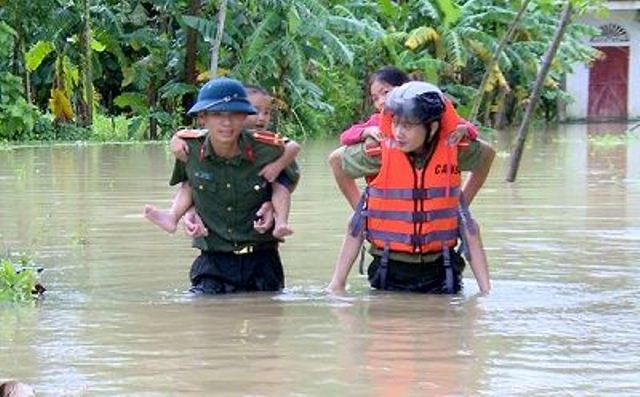 Di chuyển các em bé ra khỏi vùng ngập úng