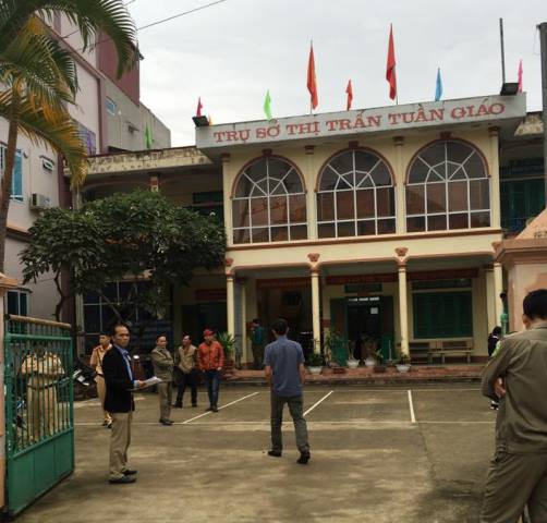 
Buổi xin lỗi được tổ chức tại hội trường của UBND thị trấn Tuần Giáo, huyện Tuần Giáo, tỉnh Điện Biên. Ảnh: Luật sư Vũ Thị Nga
