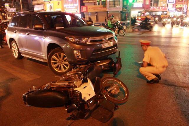 Lực lượng chức năng khám nghiệm hiện trường.