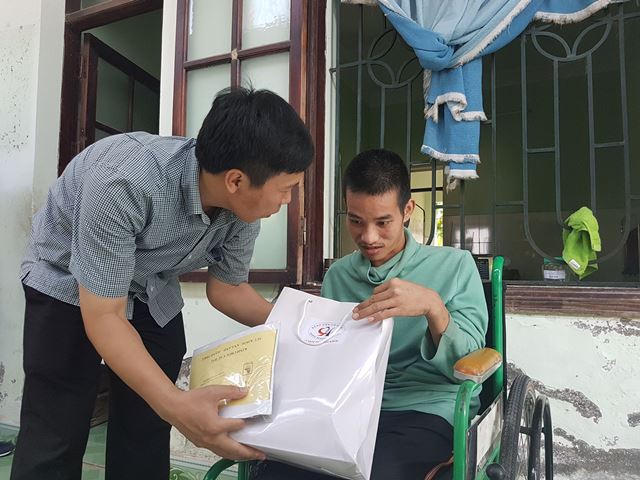 Ông Nguyễn Hồng Ngọc, Vụ các vấn đề xã hội, Văn phòng Quốc hội kiêm Trưởng đoàn trao quà cho một người bị tật nguyền trẻ tuổi nhất trung tâm.