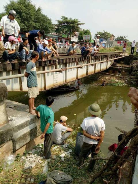 
Lực lượng chức năng trục vớt thi thể cháu bé.
