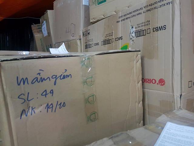 
Ngày 18/10 khi lực lượng quản lý thị trường kiểm tra, đại diện Công ty TNHH Thương Mại và Dịch vụ TS Việt Nam không xuất trình được hóa đơn về nguồn gốc của 14.000 hộp mỹ phẩm, thực phẩm chức năng.
