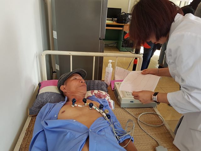 Cụ &ocirc;ng Nguyễn Văn H&ugrave;ng (gần 70 tuổi) đang được kh&aacute;m sức khoẻ.