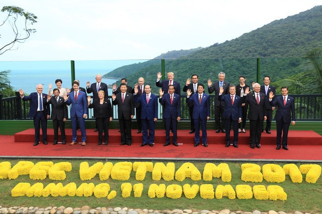 
Lãnh đạo 21 nền kinh tế APEC chụp ảnh chung.
