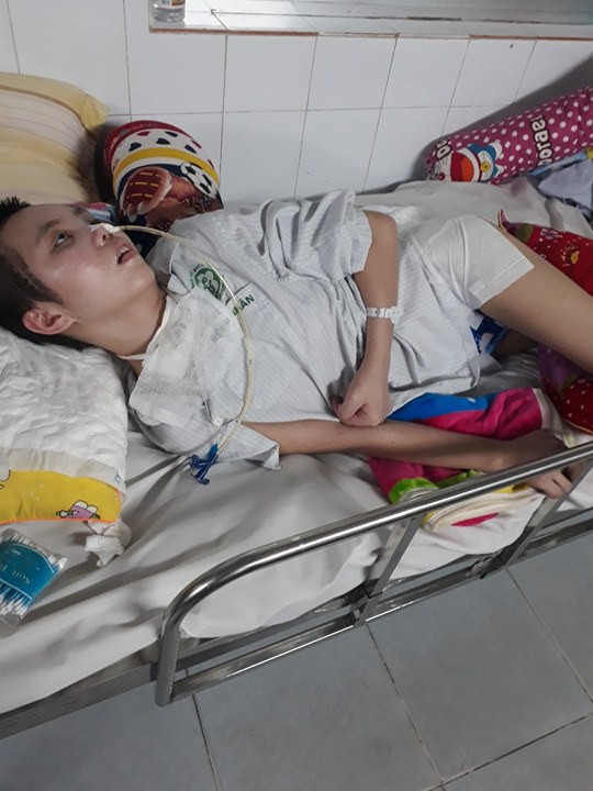 
Hiện tại, Phạm Thị Ngọc Linh, 15 tuổi, (ngụ khối 11, thị trấn Cầu Giát, huyện Quỳnh Lưu, tỉnh Nghệ An) đã tỉnh nhưng không nhận thức được gì. Ảnh: Ngọc Thi
