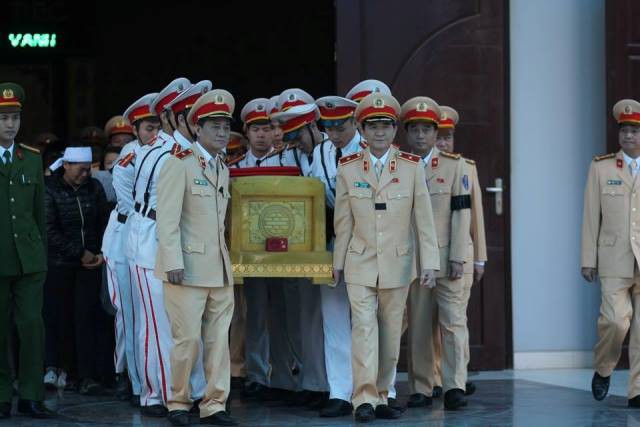 
Đúng 9h30 cùng ngày, linh cữu của Trung tá Trần Văn Vang được đưa về an táng tại nghĩa trang quê nhà xã Tân Thành (Kim Sơn, Ninh Bình).
