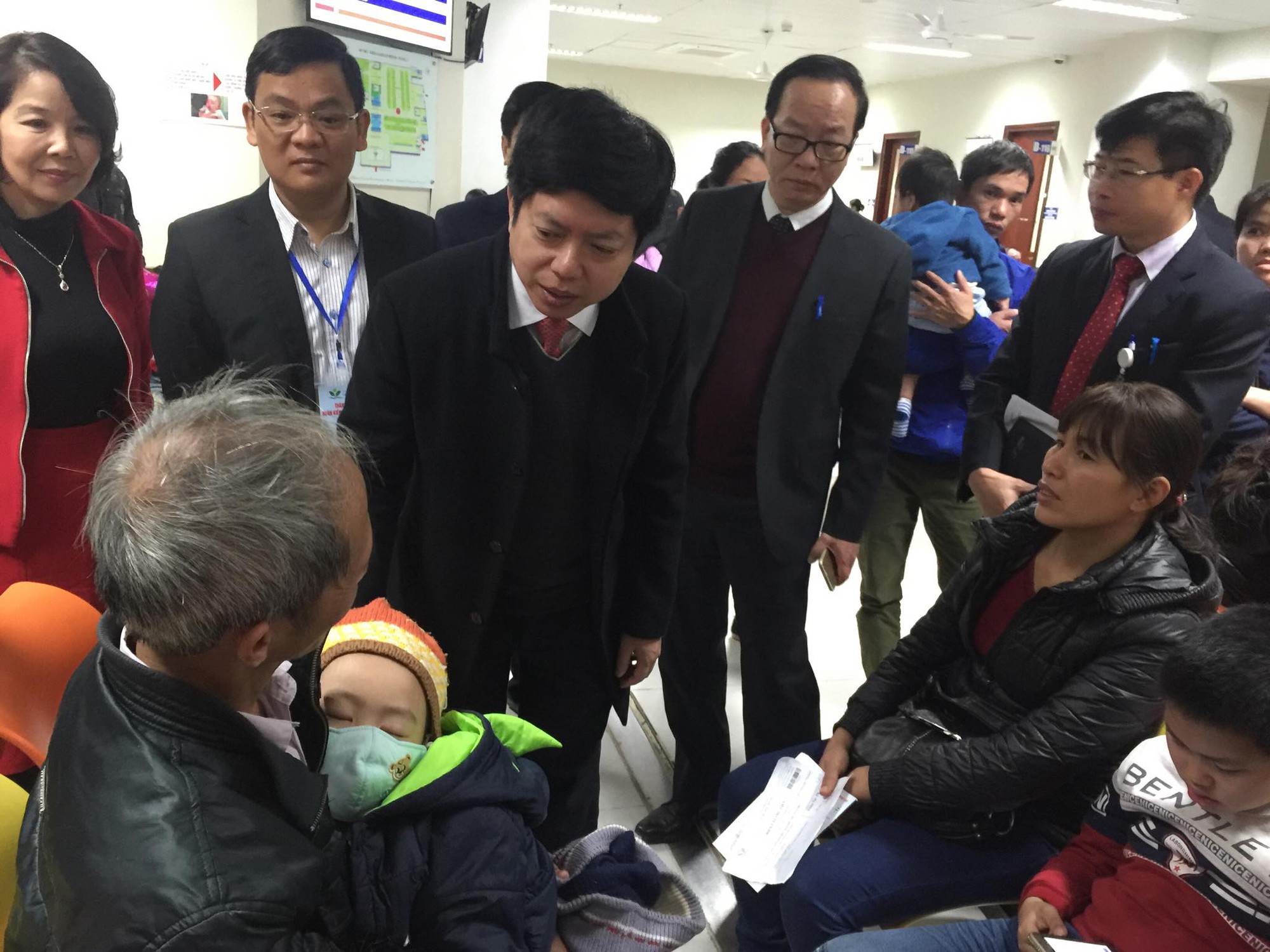 Ông Nguyễn Trọng Khoa - Phó Cục trưởng Cục Quản lý Khám, chữa bệnh (Bộ Y tế) hỏi thăm tình hình sức khoẻ người nhà một bệnh nhi chờ khám tại BV Nhi Trung ương.