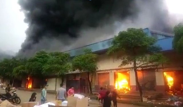 
Số hàng ít ỏi may mắn được “cứu” thoát khỏi đám cháy. Ảnh: CTV
