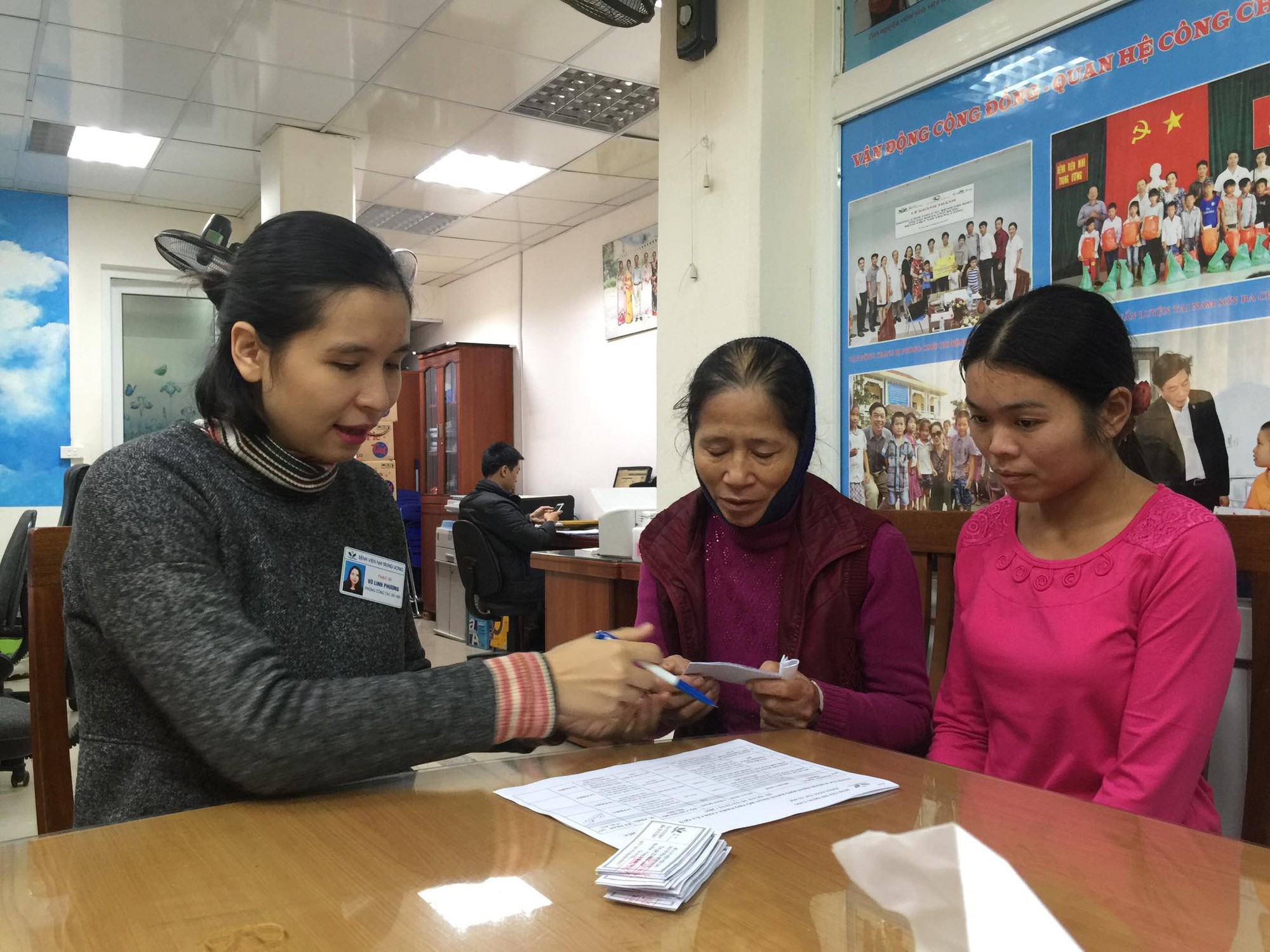 ThS Dương Thị Minh Thu- Trưởng phòng Công tác xã hội cho biết, tại đây, các bệnh nhân khó khăn, bệnh nặng khi nhập viện được các khoa phòng phát hiện, chuyển danh sách tới Phòng Công tác xã hội xác nhận. Trong suốt quá trình điều trị tại viện, gia đình bệnh nhi được phát phiếu ăn miễn phí 2 bữa/ngày của nhà tài trợ. Phòng CTXH sẽ lập kế hoạch kêu gọi kinh phí, san sẻ khó khăn giúp đỡ gia đình. Bà Ninh Thị Vân (Ý Yên, Nam Định) là bà ngoại của một bệnh nhi mắc viêm não Nhật Bản đang điều trị tại đây. Từ hơn 1 tháng nay, gia đình bà được phát phiếu ăn hàng ngày, ngoài ra, bệnh viện đã có nhiều đợt hỗ trợ một phần viện phí cho bệnh nhi.