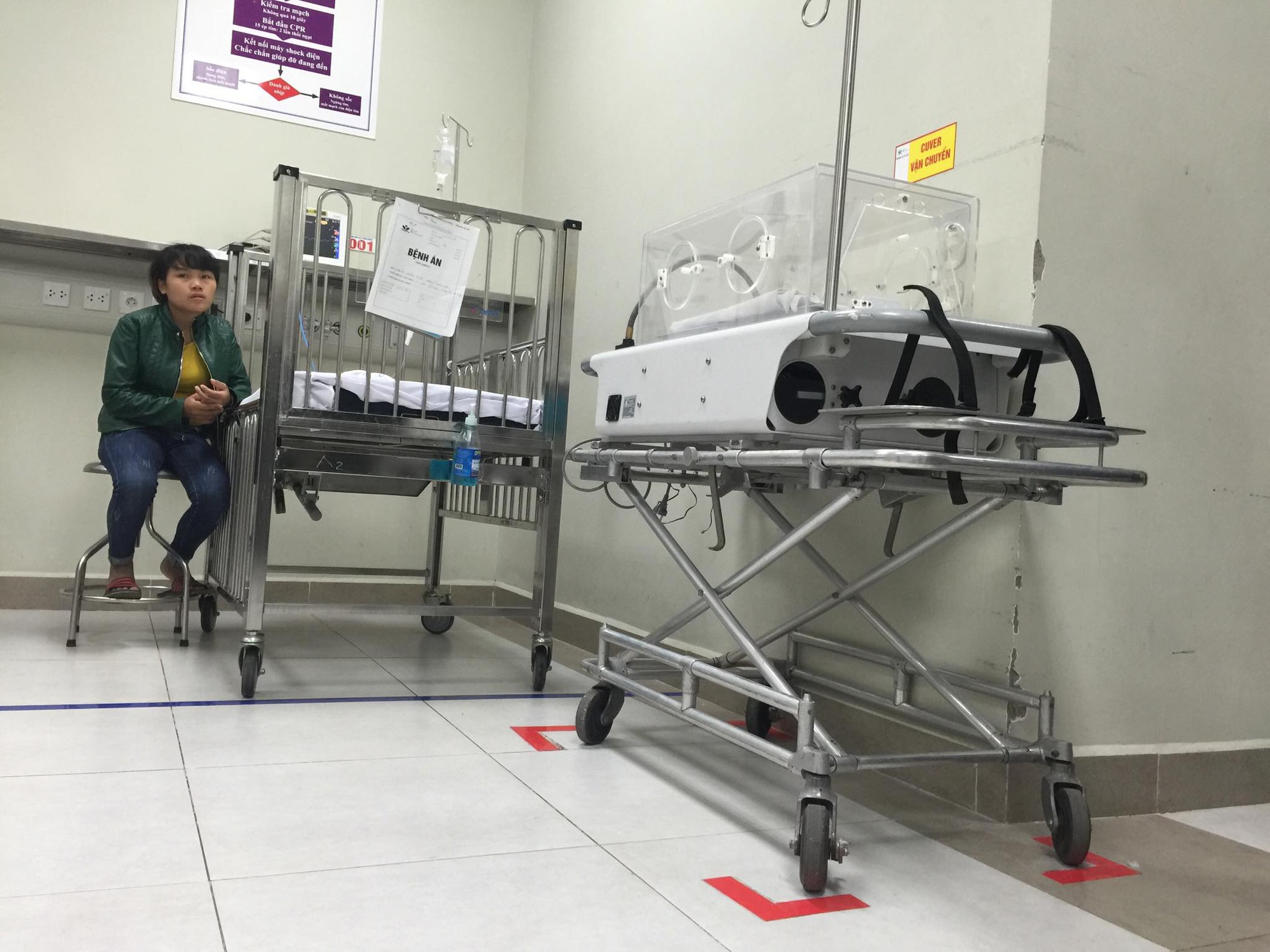 Xe vận chuyển bệnh nhi sơ sinh qua các khoa phòng được Bệnh viện thiết kế đặc biệt, phòng chống nhiễm khuẩn bệnh viện, được đặt gọn gàng (có vạch kẻ đỏ), theo chuẩn 5S (Sàng lọc- Sắp xếp - Sạch sẽ - Săn sóc - Sẵn sàng). Hiện hầu hết các khoa, phòng tại viện đã được tập huấn, thực hiện 5S, đem lại hiệu quả rõ rệt. Việc kiểm soát nhiễm khuẩn được thực hiện tận từng giường bệnh, mỗi giường bệnh nhi tại Khoa Cấp cứu Chống độc được gắn nước rửa tay diệt khuẩn.