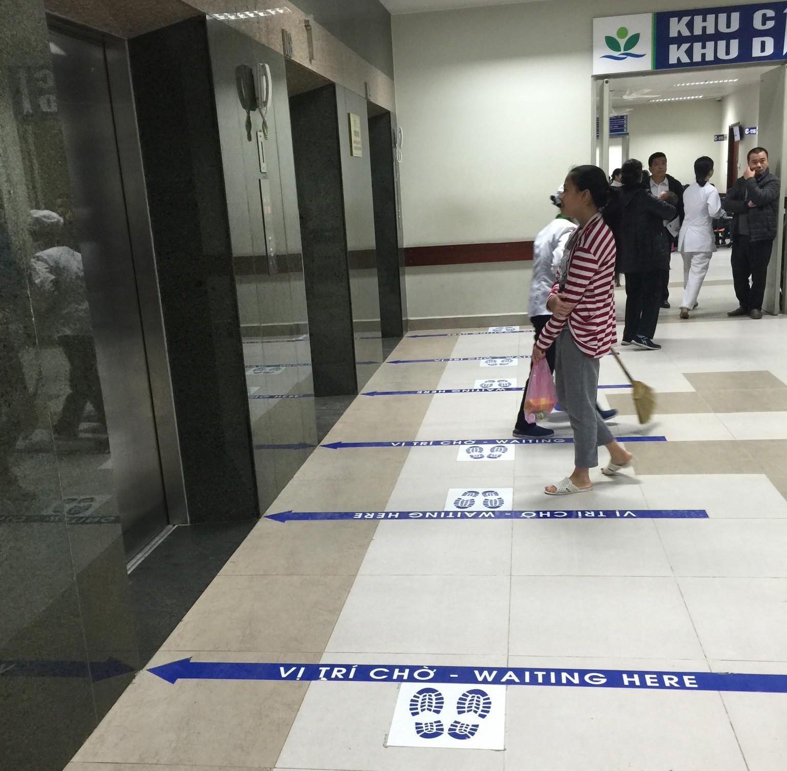 Sảnh chờ thang máy của viện được kẻ vạch rõ, hướng dẫn người bệnh và người nhà vị trí đứng tránh tình trạng lộn xộn, chen lấn.