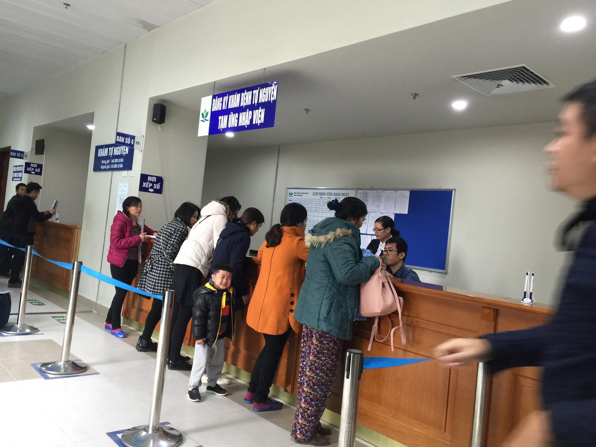 Năm 2016, khi đoàn kiểm tra của Bộ Y tế tới khu vực khám bệnh tự nguyện, tạm ứng nhập viện, PGS.TS Lương Ngọc Khuê - Cục trưởng Cục Quản lý Khám chữa bệnh - đề xuất với BV nên có giải phân cách mềm để giữ trật tự, ngăn nắp tại viện. Từ nhiều tháng nay, BV đã áp dụng phương cách này, đem lại hiệu quả thiết thực.