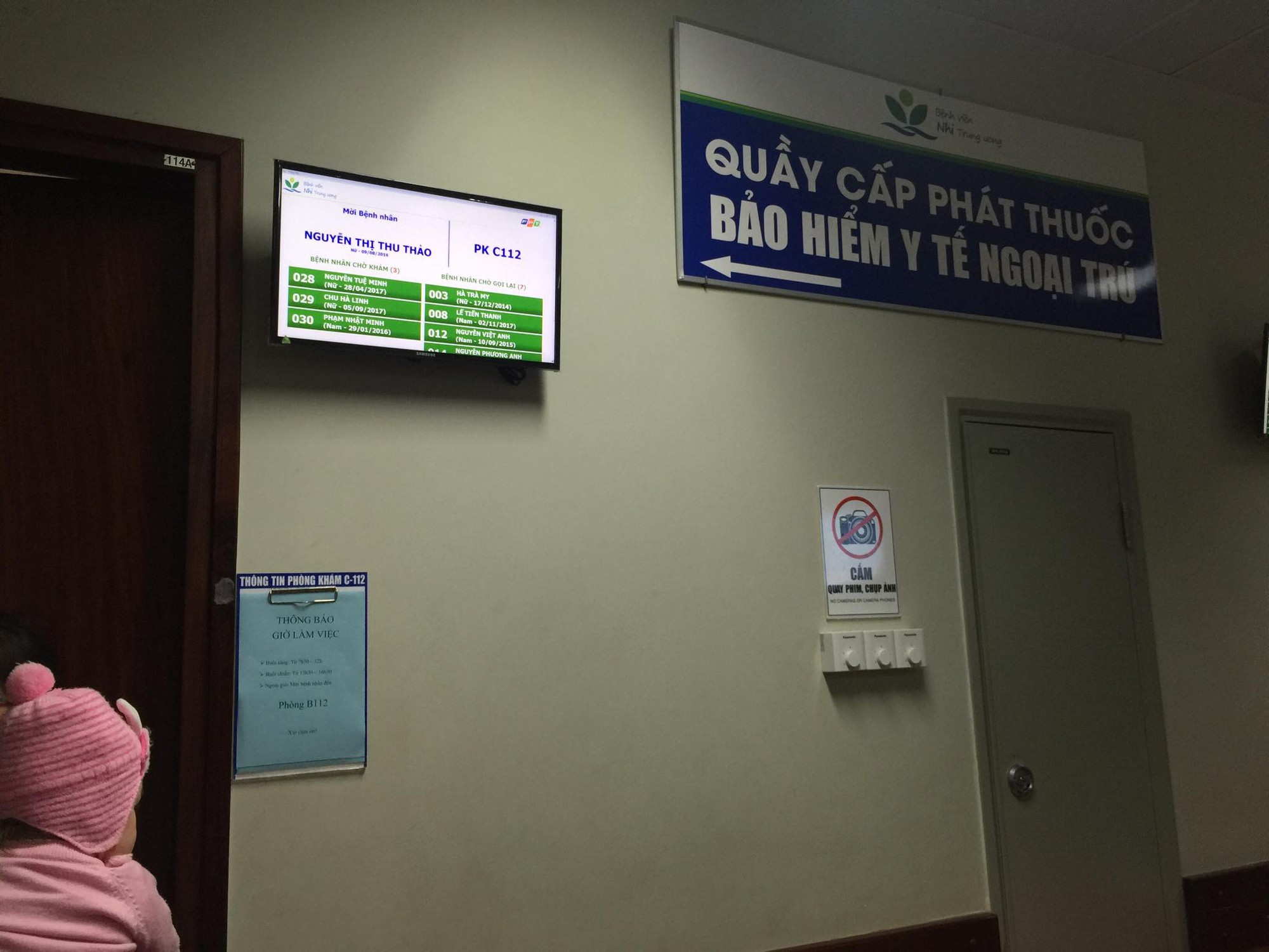 Mỗi ngày BV Nhi Trung ương tiếp nhận hơn 3.000 bệnh nhi tới khám. Cùng với việc đón tiếp, hướng dẫn, phân loại bệnh nhân rõ ràng, đồng bộ, BV còn trang bị Bảng điện tử. Bảng điện tử định danh bệnh nhân được BV gắn trước cửa mỗi phòng khám, ghi rõ 3 thông tin: Họ và tên, ngày tháng năm sinh, giới tính. Bên trái màn hình là bệnh nhân cần đưa vào khám; bên phải là số bệnh nhân đi làm xét nghiệm, đang đợi xét nghiệm và quay lại khám lại. Bệnh nhân luôn có thông tin để theo dõi.