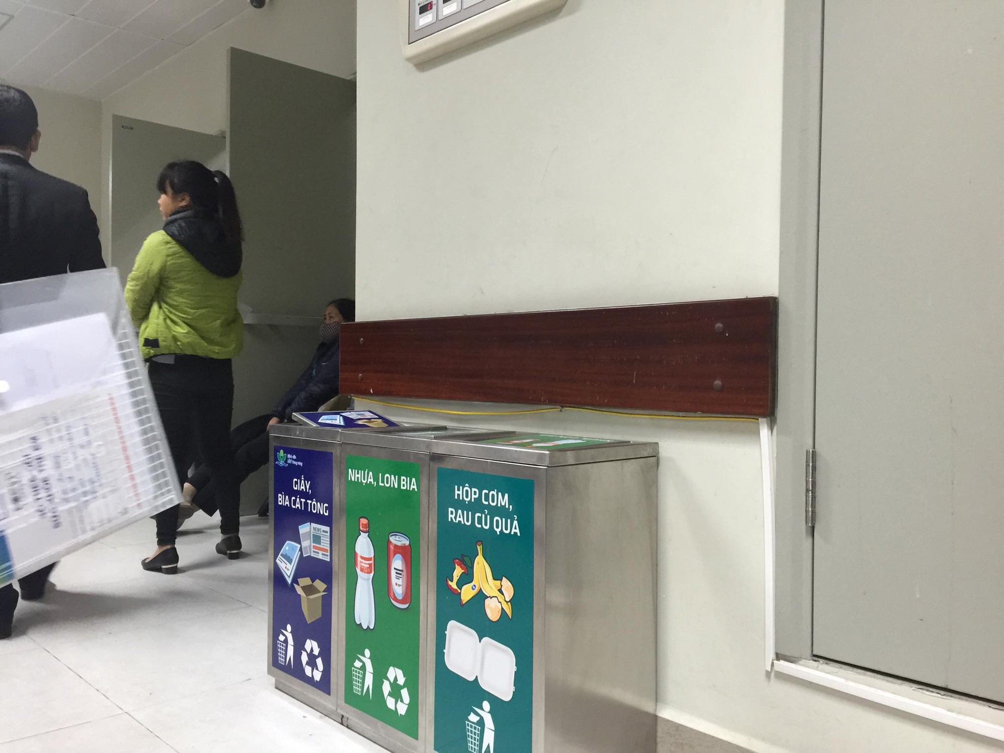  Thùng rác được phân loại từ nguồn với chữ và hình ảnh rõ ràng. 