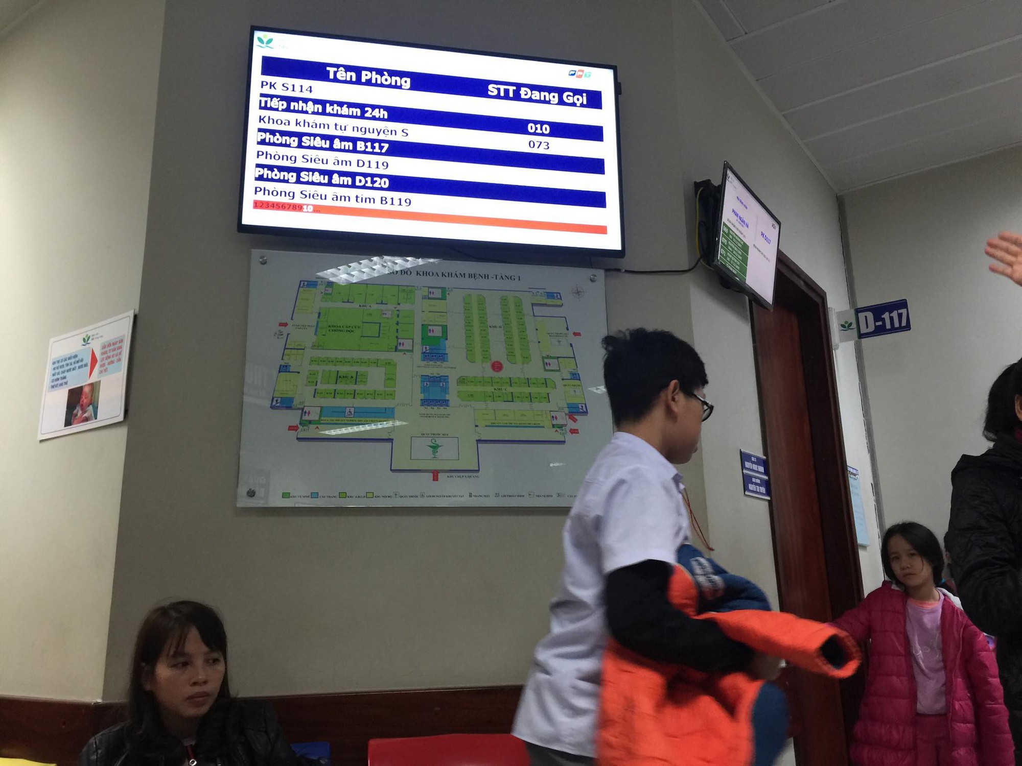  Màn hình điện tử lớn được gắn nhiều nơi tại khu nhà Cấp cứu - Chống độc (nhà mới), kết nối với tất cả khoa phòng trong viện. Với hệ thống này, bệnh nhân được theo dõi thông tin của mình, không phải mất công di chuyển nhiều. 