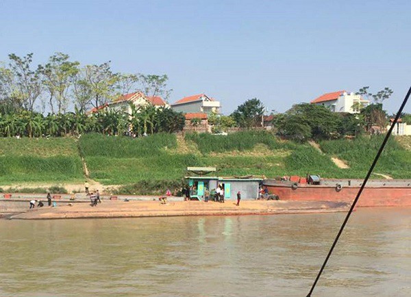 Hiện trường vụ va chạm tr&ecirc;n s&ocirc;ng. Ảnh : PV