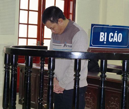 
Bị cáo Thuận cúi đầu nhận tội.
