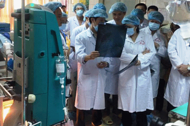 
Bộ trưởng Bộ Y tế kiểm tra đơn nguyên chạy thận tại Bệnh viện Đa khoa tỉnh Hòa Bình.
