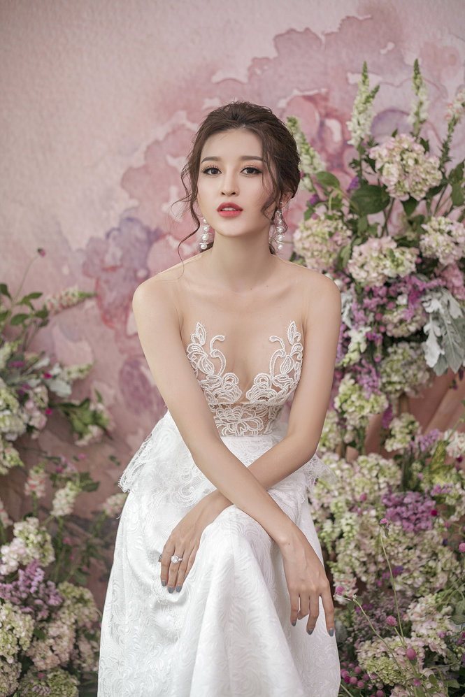 Cô chọn gam màu chủ đạo là màu pastel hay vẻ thanh lịch, nhẹ nhàng của sắc trắng, rất phù hợp với hình ảnh dịu dàng mà Huyền My đang xây dựng