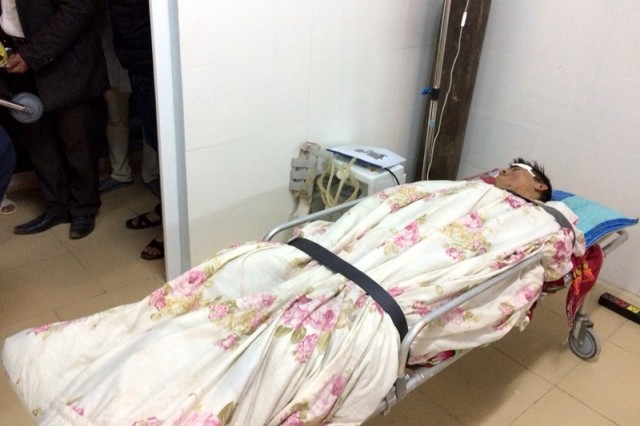 
Ngay trong đêm các nạn nhân được đưa về Bệnh viện Đa khoa tỉnh Lai Châu để cứu chữa.
