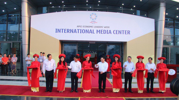 
Phó thủ tướng kiêm Bộ trưởng Bộ Ngoại giao Phạm Bình Minh cắt băng khánh thành trung tâm báo chí.
