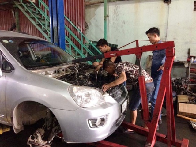 
Một chiếc xe của khách hàng đang bị tháo tung tại gara ô tô Mạnh Sơn.
